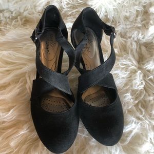 Dexflex Comfort Cross-Strap Pumps